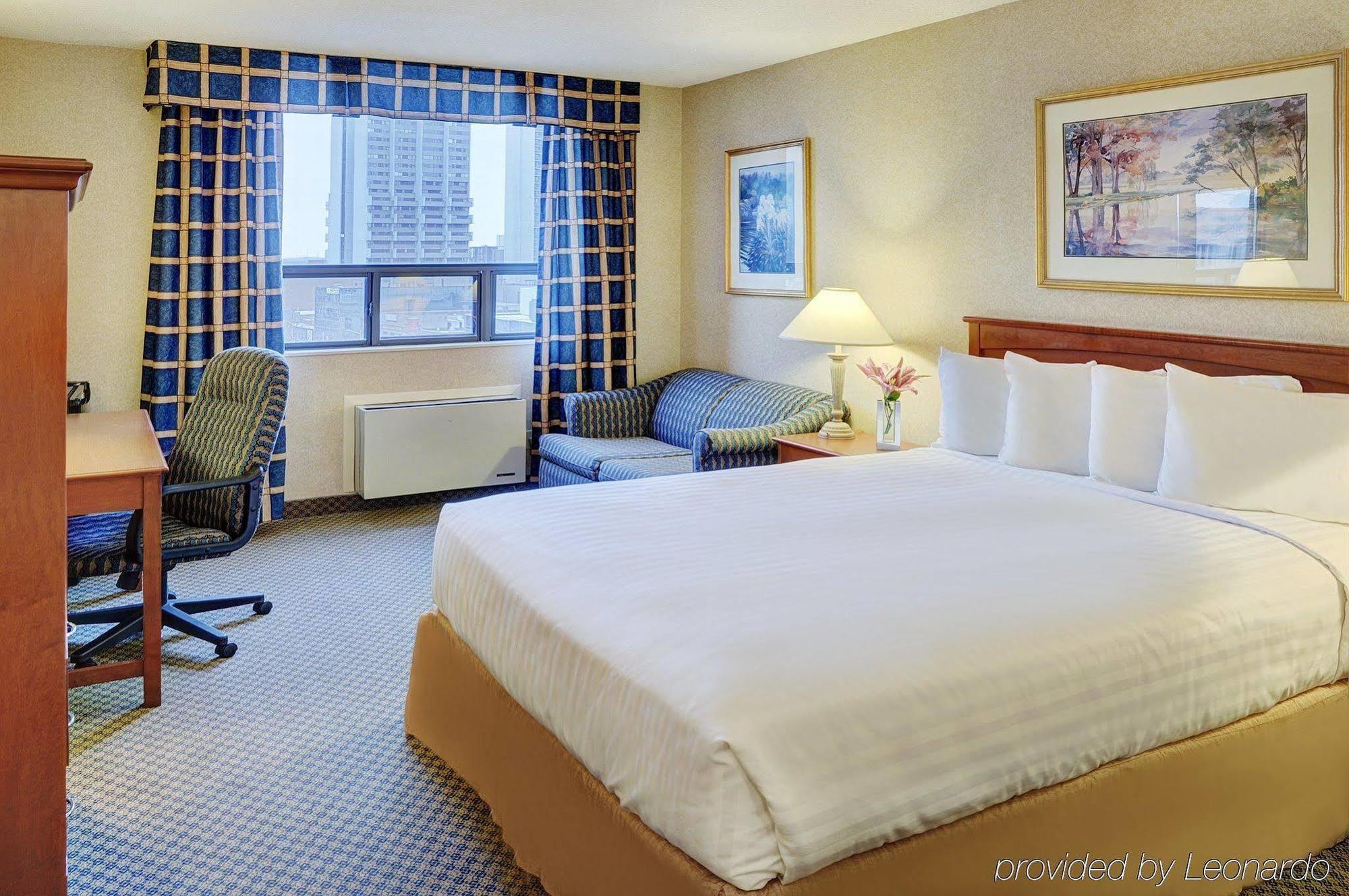 Express Waterfront By Ihg Hotel Windsor
